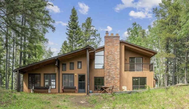 Bragg Creek Vacation Estate: hot tub, sauna, pool table, shared pond, trails