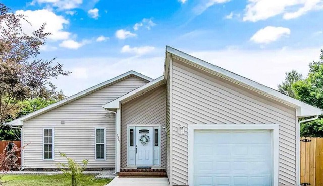 Bragg Sunset Hideaway. 3BD/2.5BA, 1mile from Bragg
