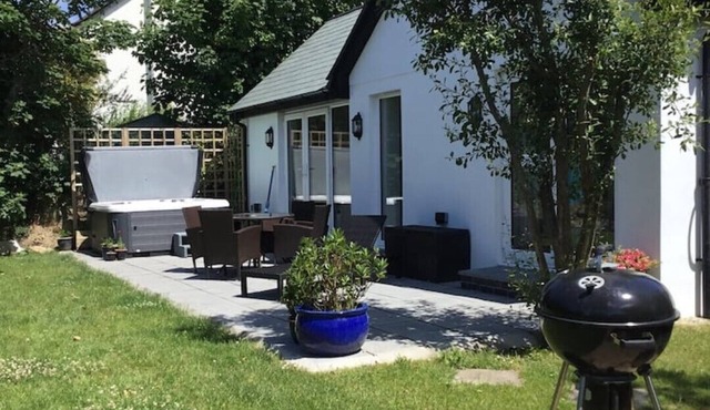 'Bramble Cottage' bungalow with optional hot tub and shared EV charger.
