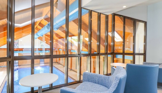 BRAMBLE COTTAGE, family friendly, with pool in Maenporth, Cornwall