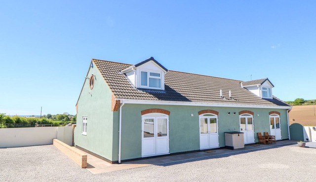 BRAMBLE COTTAGE, family friendly, with a garden in Shadforth