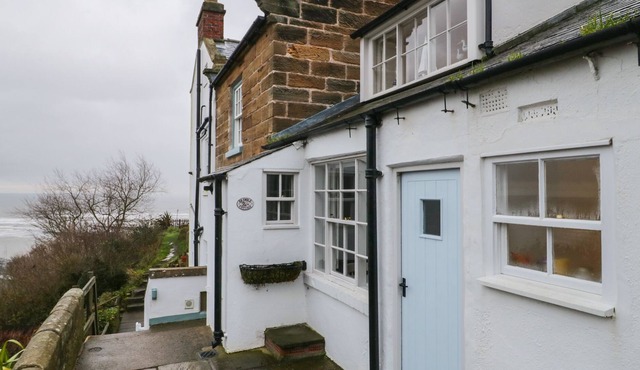 BRAMBLE COTTAGE, family friendly, with a garden in Robin Hood’s Bay