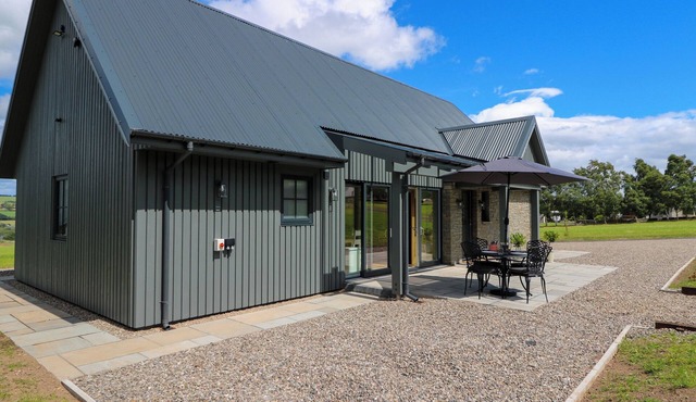 BRAMBLE COTTAGE, pet friendly, luxury holiday cottage in Dunkeld