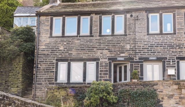 BRAMBLE COTTAGE, pet friendly in Holmfirth