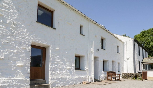 BRAMBLE COTTAGE, pet friendly, with open fire in Braithwaite