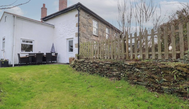 BRAMBLE COTTAGE, pet friendly, country holiday cottage in Hayle