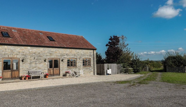 BRAMBLE COTTAGE, romantic, with a garden in Lydford-On-Fosse
