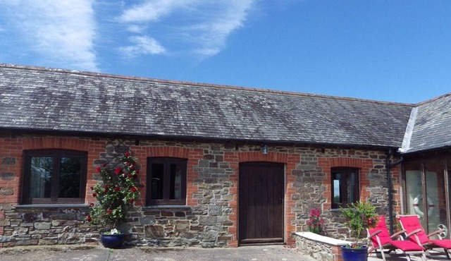 Bramble Cottage (Sleeps 5. 2 Bedrooms) Indoor heated pool and fishing lake
