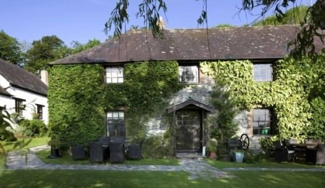 Bramble Cottage - sleeps 6 guests in 3 bedrooms