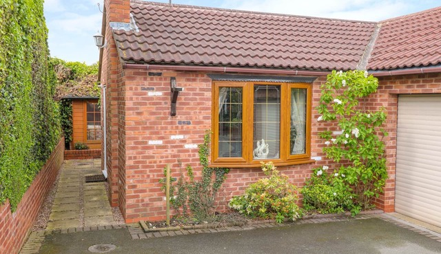 BRAMBLE GRANGE, family friendly, with hot tub in Overseal