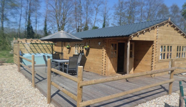 'Bramble Lodge' Littlebourne Canterbury (hot tub)