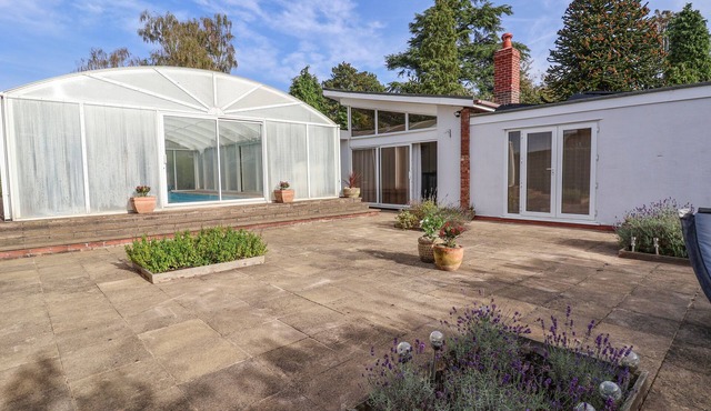 BRAMBLE LODGE, romantic, with pool in Cuddington, Cheshire