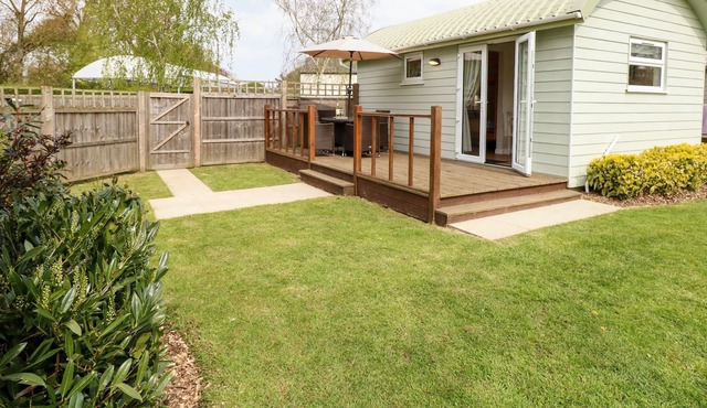 BRAMBLE, pet friendly, country holiday cottage in Banham