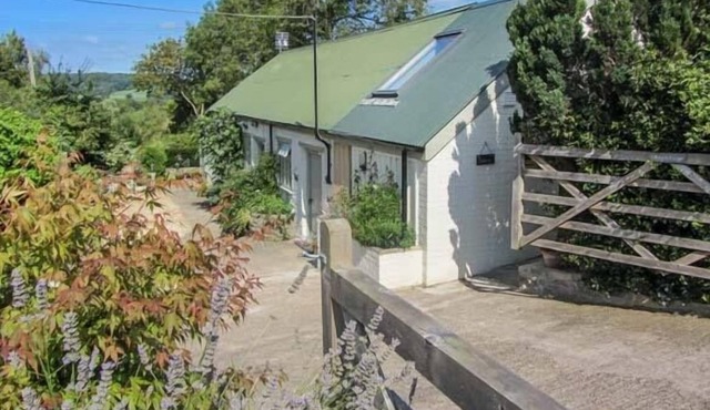 BRAMBLE, pet friendly, character holiday cottage in Compton Dundon