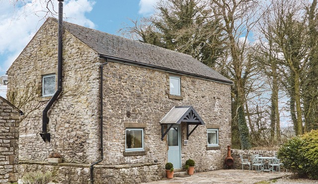 BRAMBLE, pet friendly, character holiday cottage in Bakewell