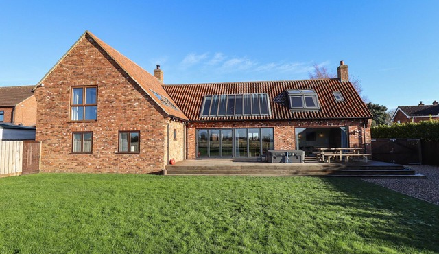 BRAMBLEBERRY BARN, pet friendly, luxury holiday cottage in Spilsby