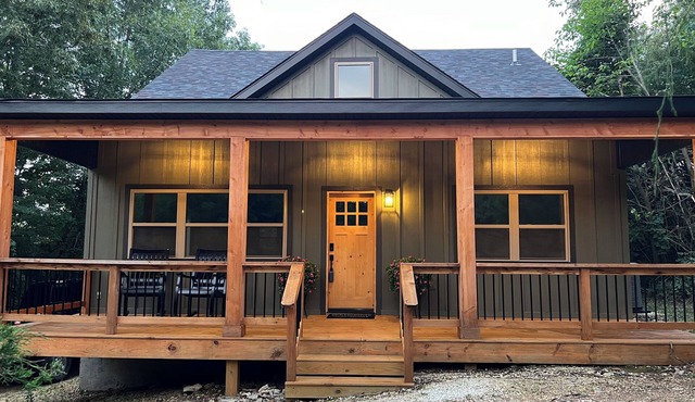 Brambleberry Cottage on 18 acres with stocked fishing hole near Devils Den.