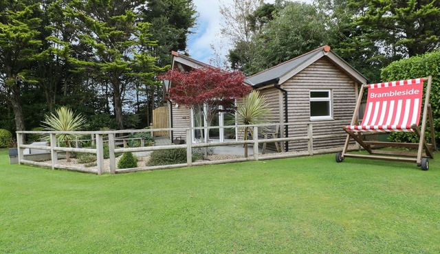 BRAMBLESIDE LODGE, country holiday cottage, with a garden in Truro