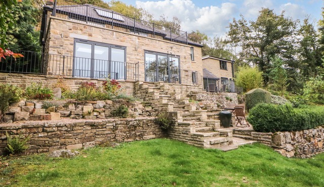 BRAMBLESIDE, pet friendly, character holiday cottage in Calver