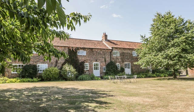 BRAMHILL BARNS, family friendly, with hot tub in Burton Pidsea