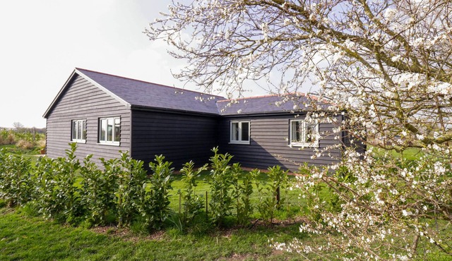BRAMLEY COTTAGE, family friendly, with a garden in St. Osyth