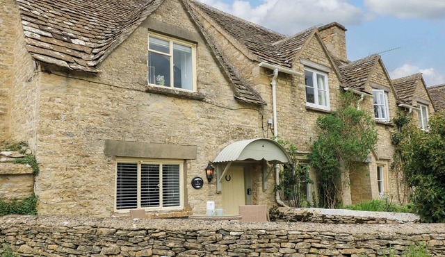 BRAMLEY COTTAGE, pet friendly, with a garden in Cirencester