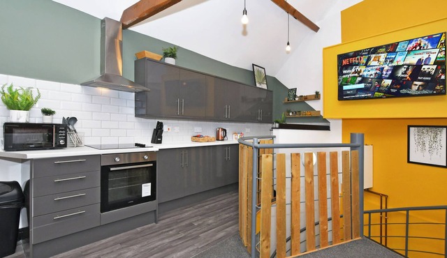 Brampton Him House by YourStays