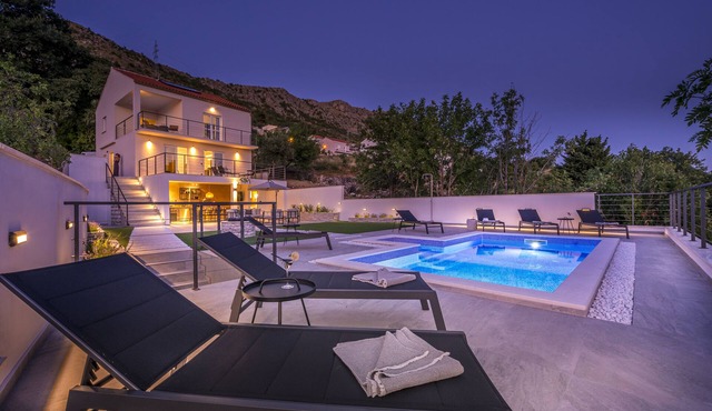 Brand Modern Villa Maris with pool and hot tub