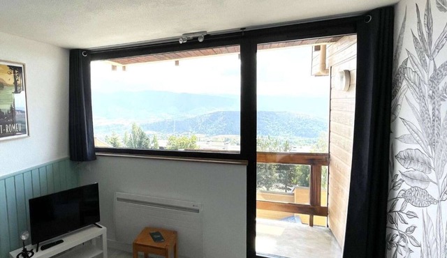 Brand new "jungle" studio - panoramic view - parking - city center