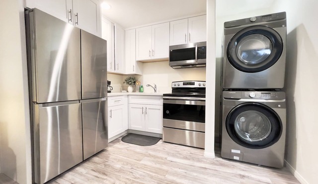 Brand New 1 BR Guest House, Laundry, Gated Parking