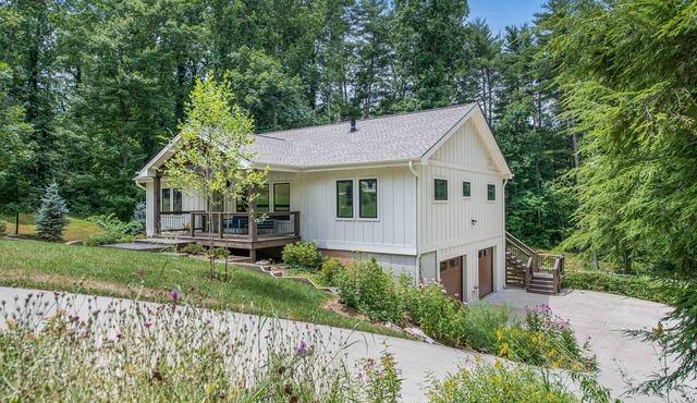 Brand New - 10 Min to Downtown. Luxury high-end finishes. Private Hot Tub & Arcade