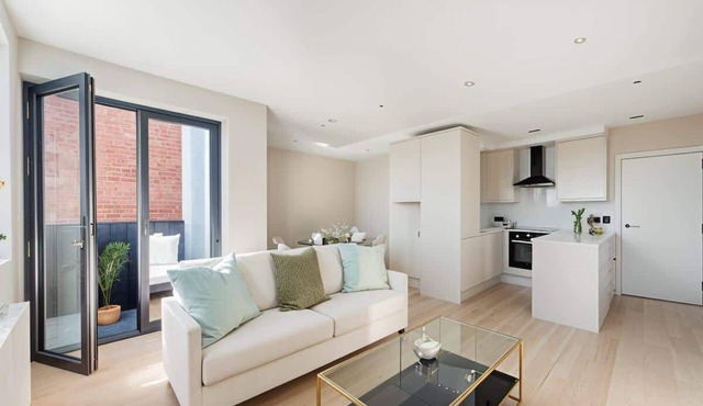 Brand New 2-Bed, 2-Bath in Wimbledon | Fast Wi-Fi, Lift, Self Check-In