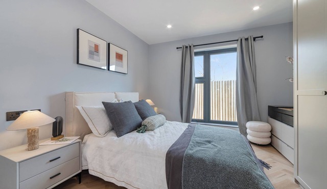 Brand New 2 Bed Flat, Coombe Lane, SW20
