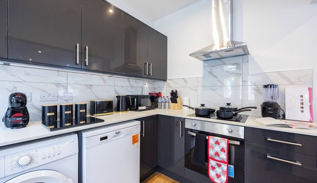 Brand New 2 Bed Flat | Contractors | Long Stays