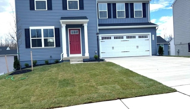 Brand new 2-bedroom house in desirable community in Stafford with AC, WiFi.