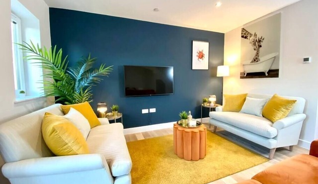 Brand NEW 2 bedroom house - garden & parking +wifi