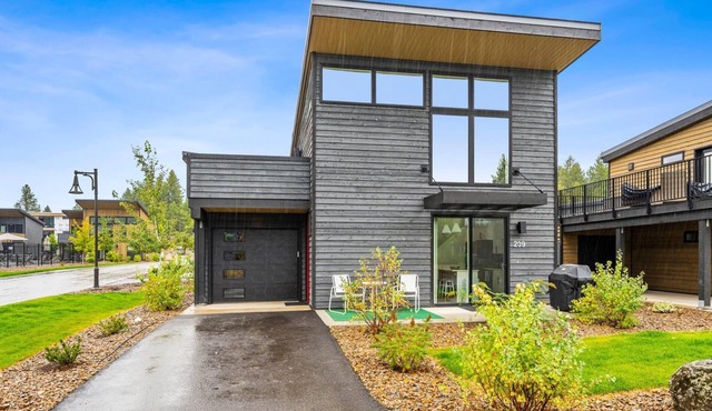 Brand New 2 Bedroom Townhome with community hot tub, pool, & fitness center!