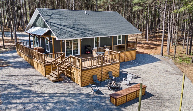 Brand new 2-bedroom cabin just outside the city limits of Clarksville.