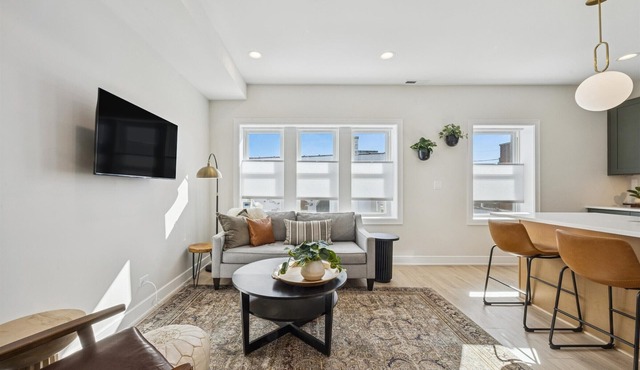 Brand new 2 BR Apt in downtown La Grange close to Metra!