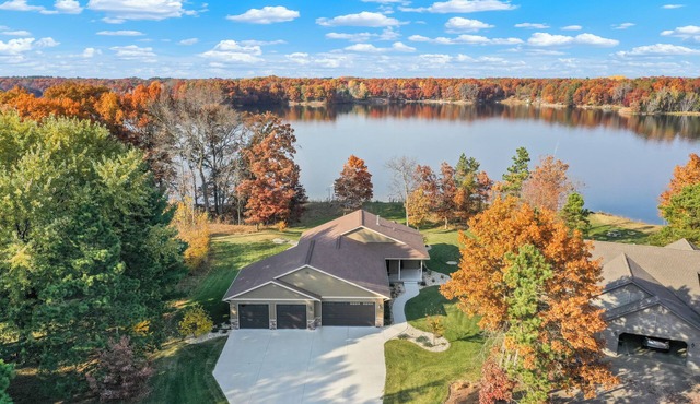 Brand New 2021 4 BR + den Lake House minutes to world class golf.