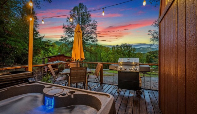 Brand new! 2bed/1bath Cabin with Mountain View, hot tub and grilling deck/Fire Pit table