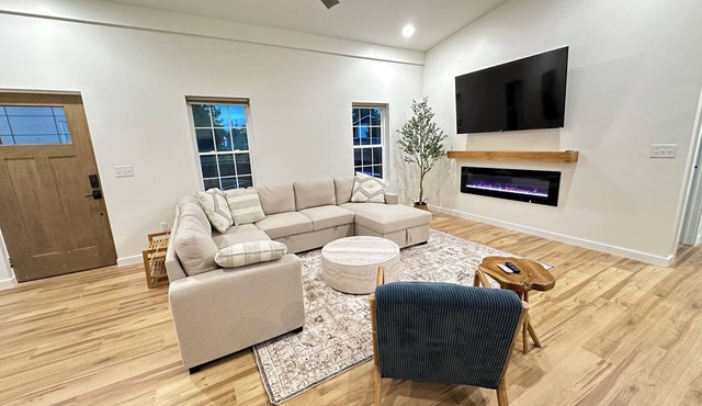 BRAND NEW 3 Bedroom Modern Barndominium at Lake Cumberland .5 mi to boat launch!