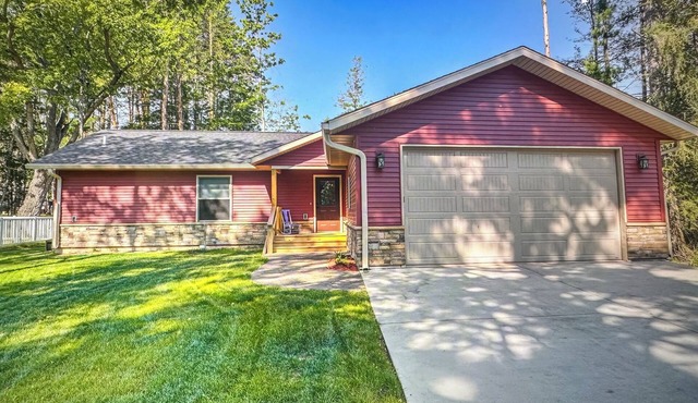 Brand New 3-bedroom cottage with WiFi and AC in enchanting Downtown Eagle River