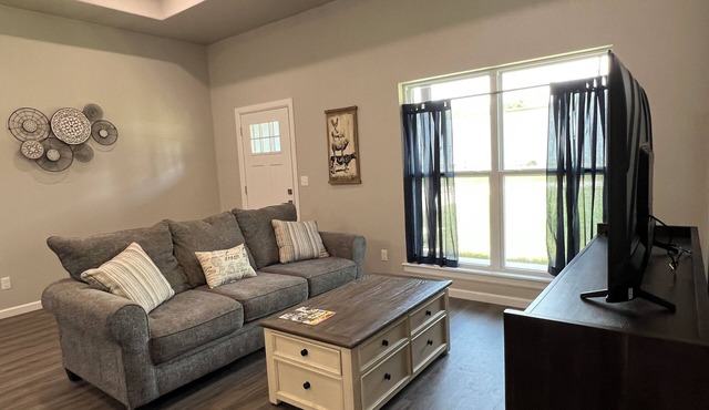 Brand new 3-bedroom, walk to Coweta's Historic Broadway District with WiFi, AC