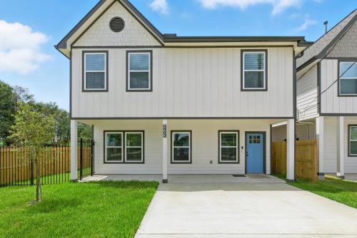 Brand-New 3 BR House Mins To Downtown and Airports