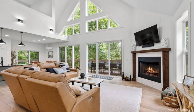 BRAND NEW, 3 STORY LUXURY LAKEHOUSE ON BEAVER LAKE, WITH HOT TUB & FIRE-PIT!