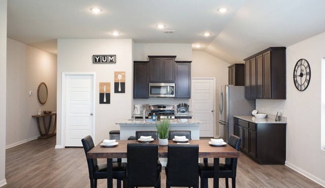 Brand-New 3BR Brooks Furnished Extended Stay Private Yard Wi-Fi W/D SA