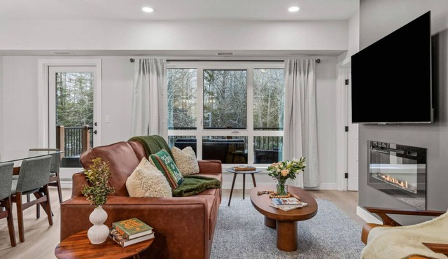 Brand New 3BR Rockies Haven w/Balcony, Pool & Gym