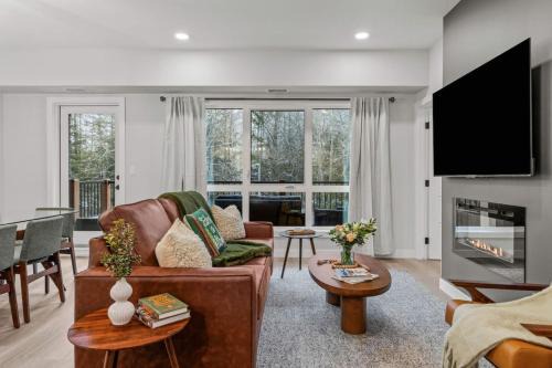 Brand New 3BR Rockies Haven w/Balcony, Pool & Gym