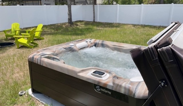 Brand new 4 bd house - hot tub, game room, fire pit. 5 min from Walmart & food